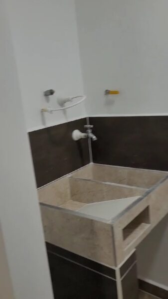 CASA ESQUINERA EN VENTA EN AYACUCHO CON 10 APARTA ESTUDIOS