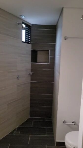 CASA ESQUINERA EN VENTA EN AYACUCHO CON 10 APARTA ESTUDIOS