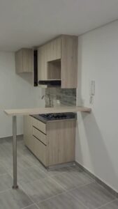 CASA ESQUINERA EN VENTA EN AYACUCHO CON 10 APARTA ESTUDIOS