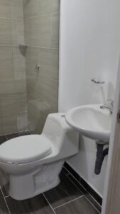 CASA ESQUINERA EN VENTA EN AYACUCHO CON 10 APARTA ESTUDIOS