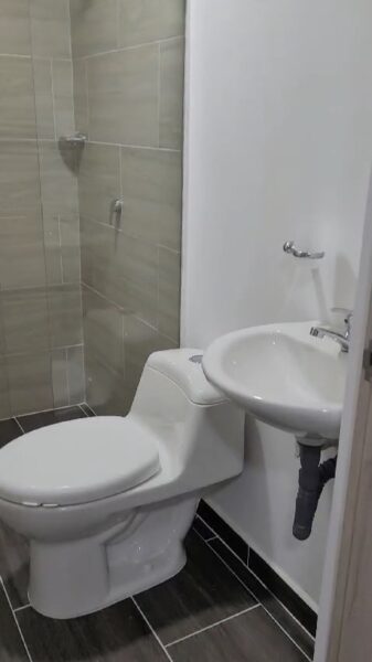 CASA ESQUINERA EN VENTA EN AYACUCHO CON 10 APARTA ESTUDIOS