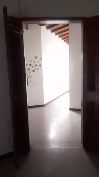 MEDELLIN LAURELES, VENDO CASA LOTE ESQUINERA