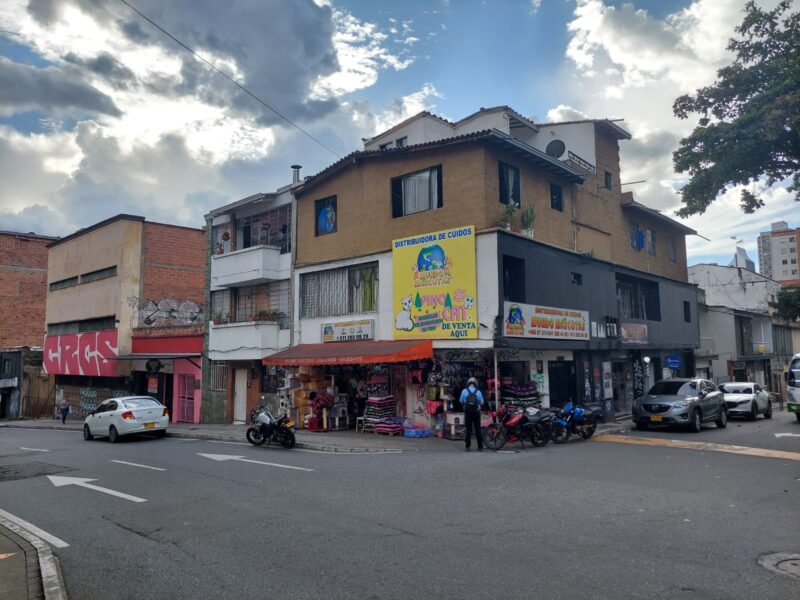 MEDELLIN BOSTON VENDO EDIFICIO ESQUINERO